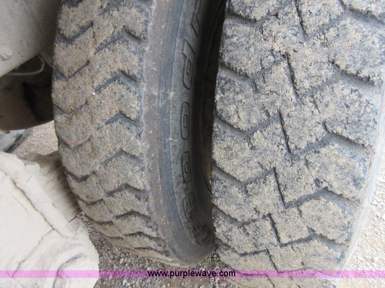 image for item D2496 1985 Mack R686ST dump truck