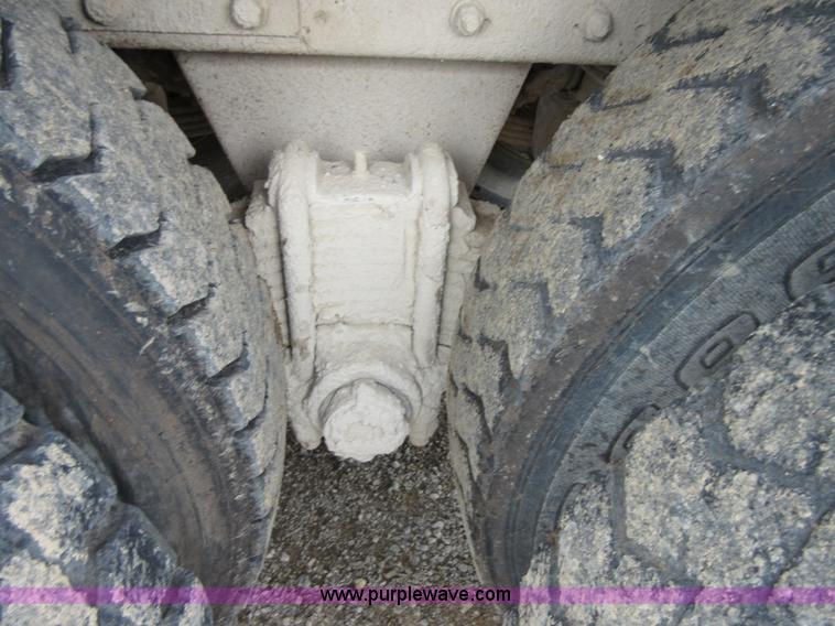 image for item D2496 1985 Mack R686ST dump truck