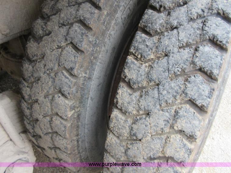 image for item D2496 1985 Mack R686ST dump truck