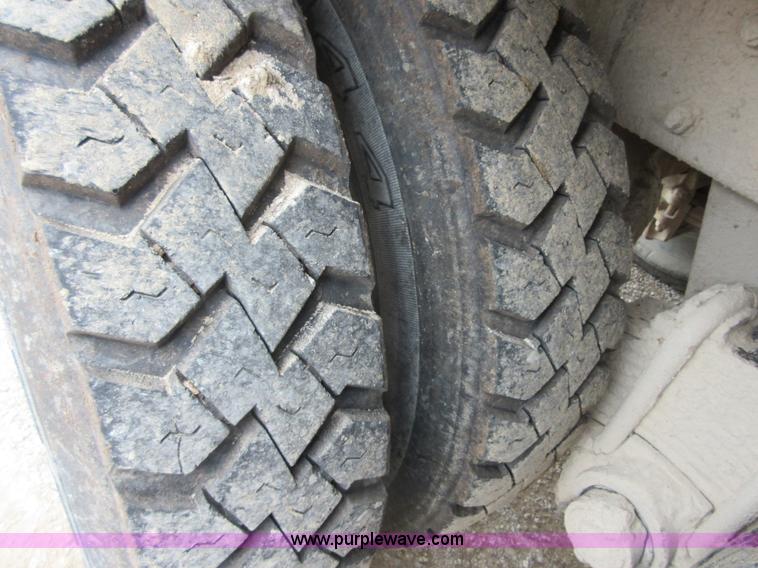 image for item D2496 1985 Mack R686ST dump truck