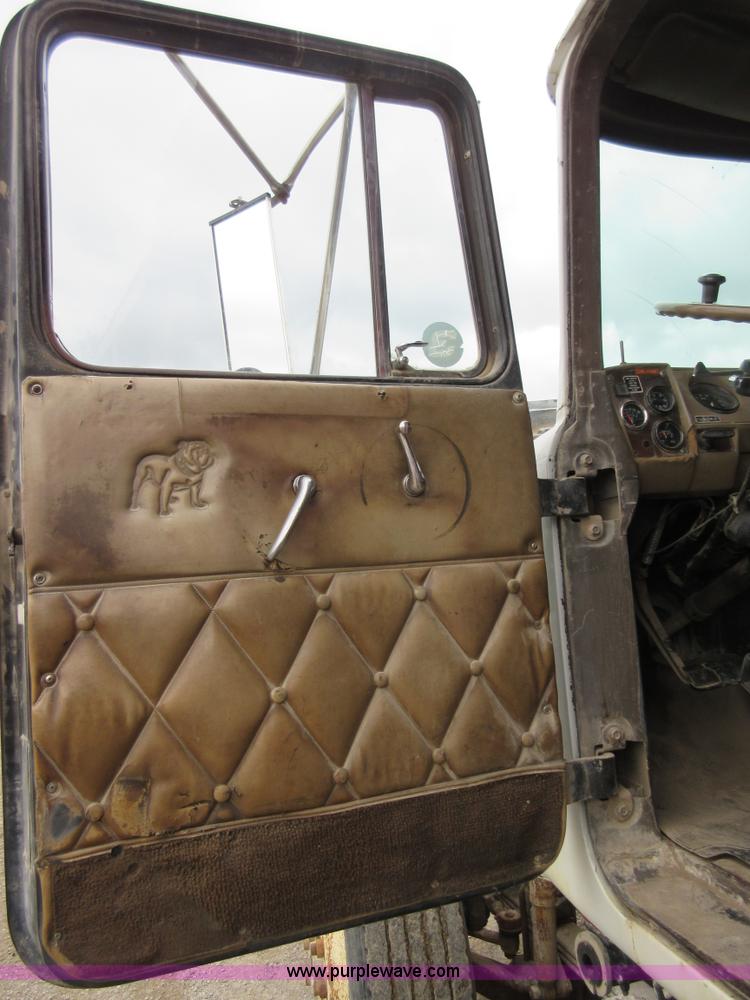 image for item D2496 1985 Mack R686ST dump truck