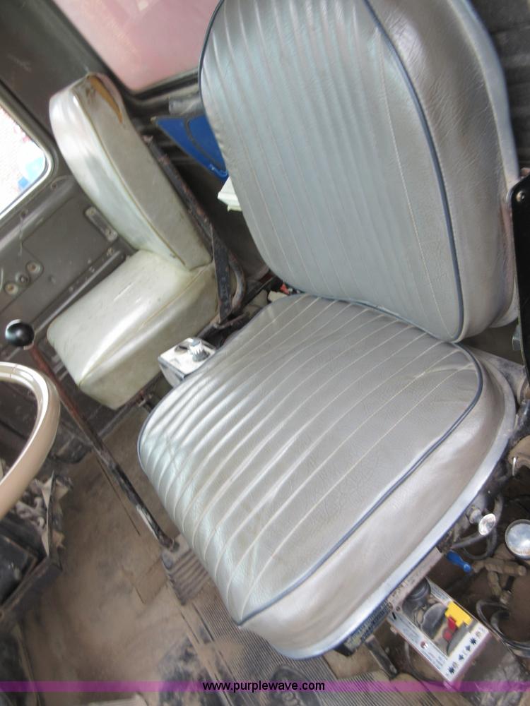 image for item D2496 1985 Mack R686ST dump truck