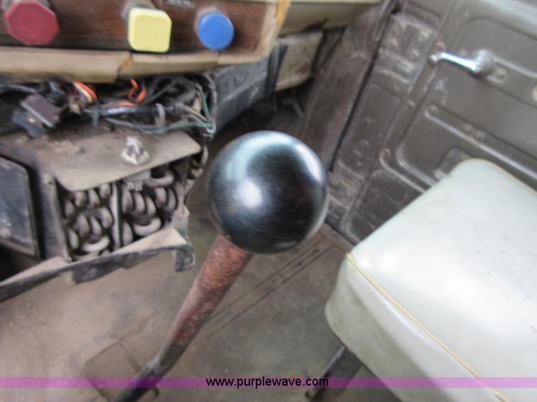 image for item D2496 1985 Mack R686ST dump truck