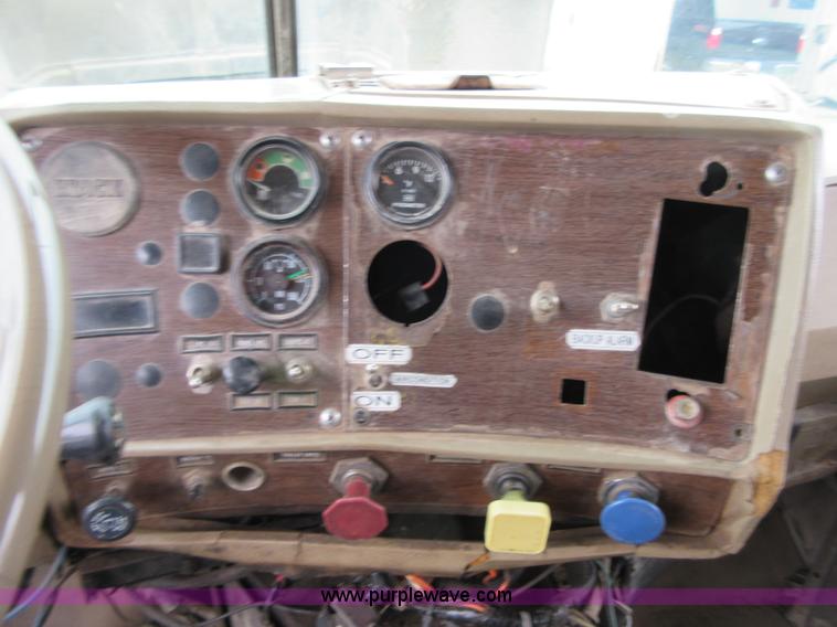 image for item D2496 1985 Mack R686ST dump truck