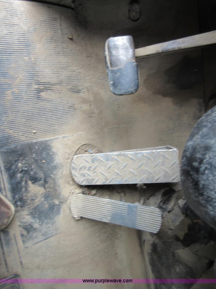 image for item D2496 1985 Mack R686ST dump truck