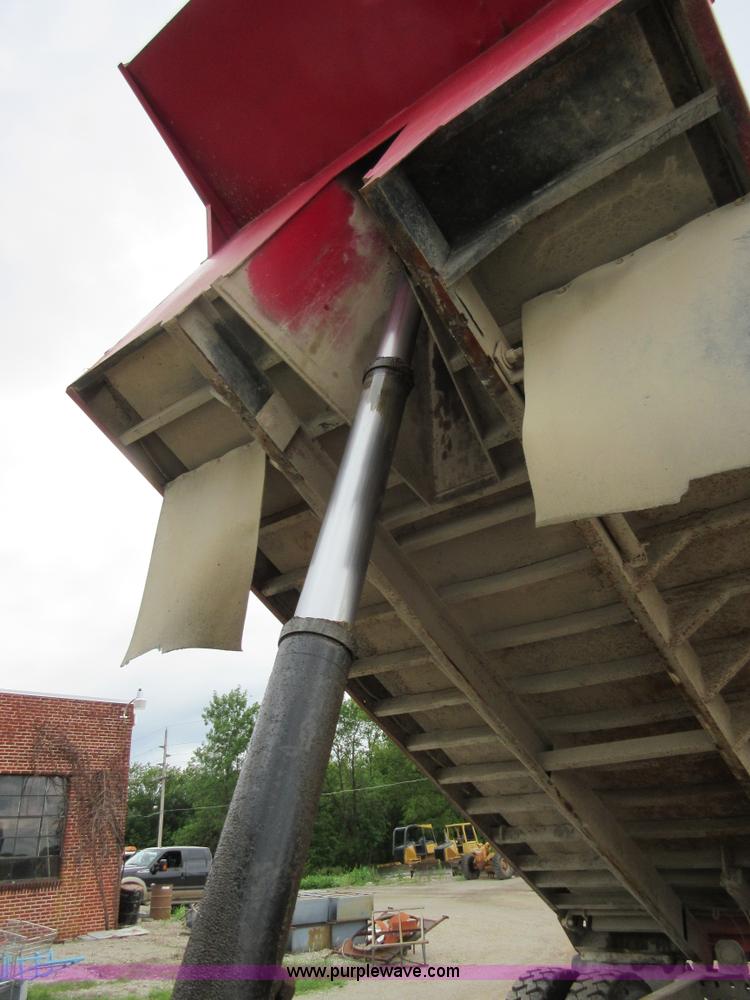 image for item D2496 1985 Mack R686ST dump truck