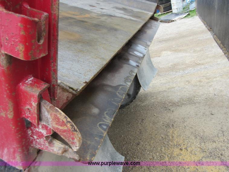 image for item D2496 1985 Mack R686ST dump truck