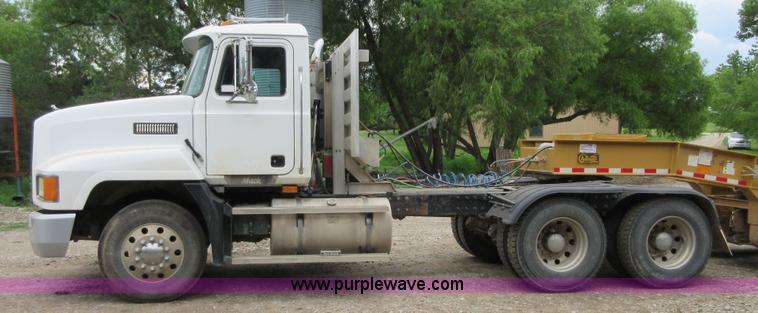 image for item D2498 1998 Mack CH613 semi truck