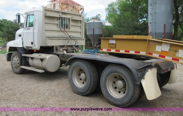 image for item D2498 1998 Mack CH613 semi truck
