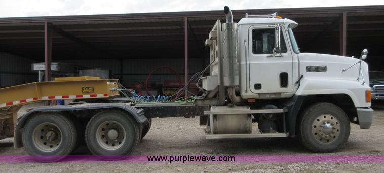 image for item D2498 1998 Mack CH613 semi truck