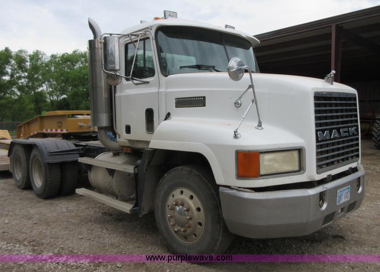 image for item D2498 1998 Mack CH613 semi truck