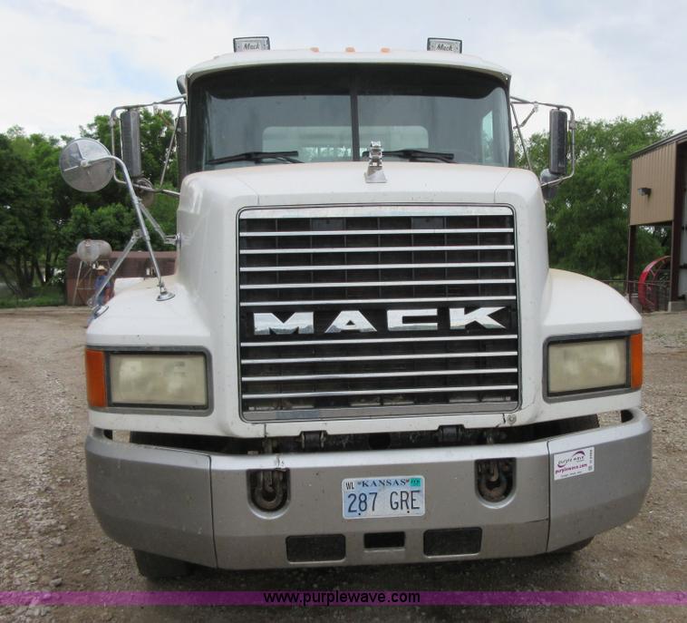 image for item D2498 1998 Mack CH613 semi truck
