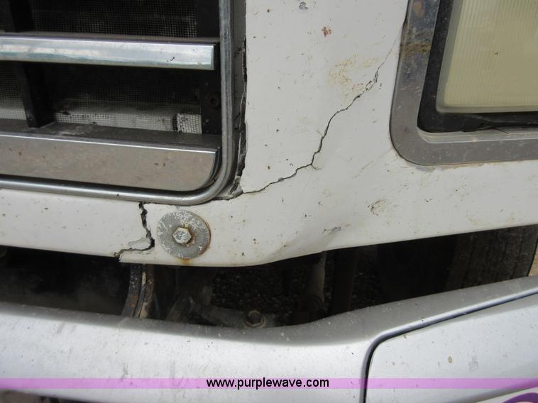 image for item D2498 1998 Mack CH613 semi truck