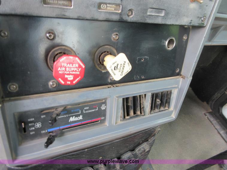 image for item D2498 1998 Mack CH613 semi truck