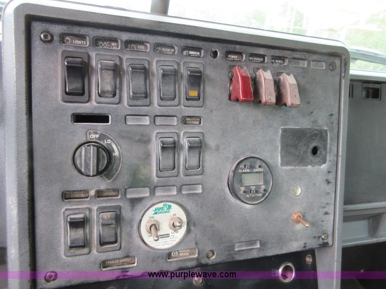 image for item D2498 1998 Mack CH613 semi truck