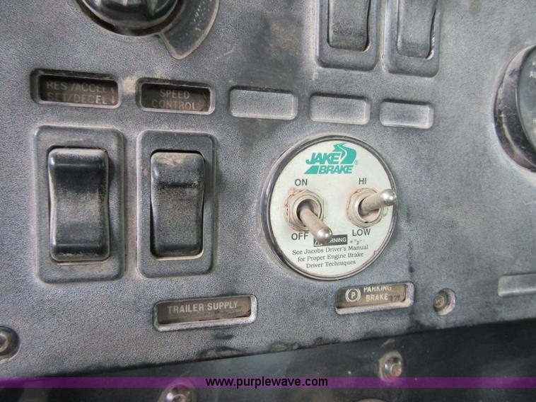 image for item D2498 1998 Mack CH613 semi truck