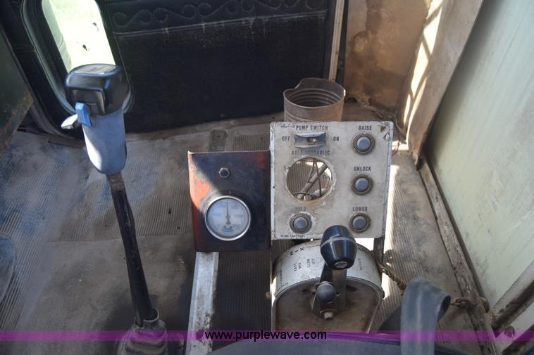 image for item F7889 1987 Peterbilt 349 mixer truck