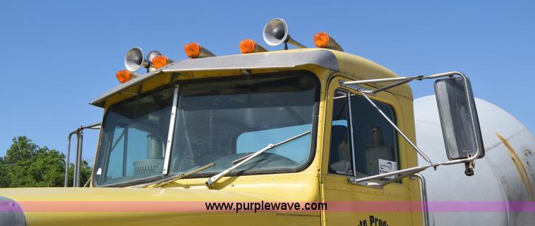 image for item F7889 1987 Peterbilt 349 mixer truck