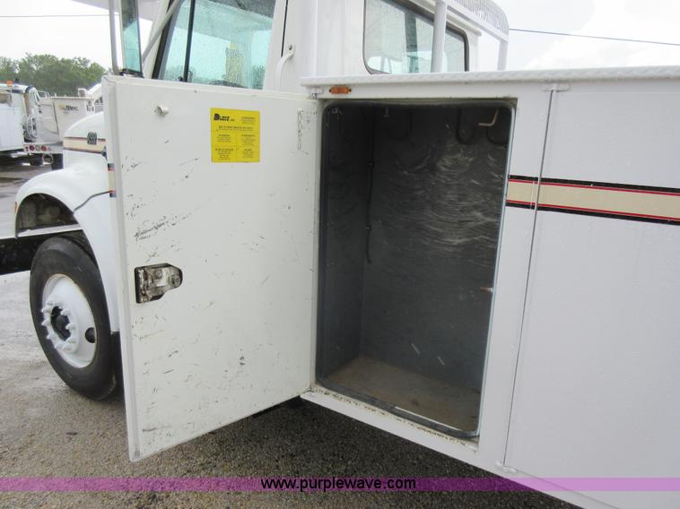 image for item G3686 1999 International 4700 bucket truck