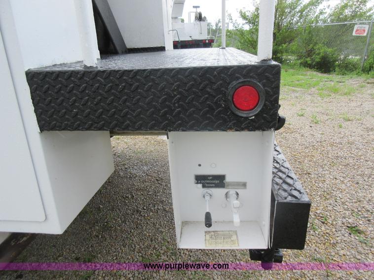 image for item G3686 1999 International 4700 bucket truck