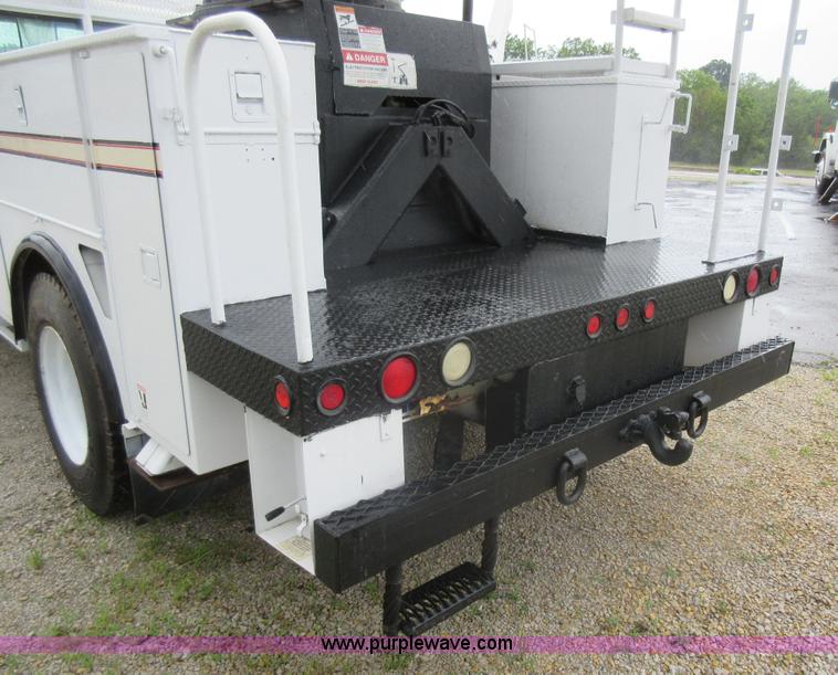 image for item G3686 1999 International 4700 bucket truck