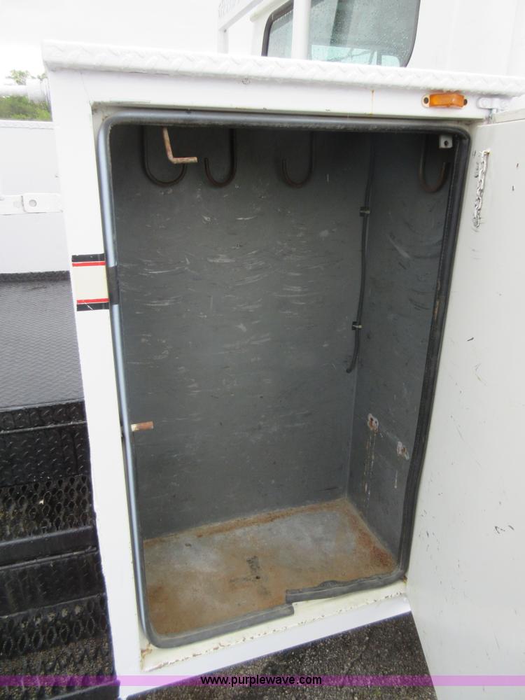 image for item G3686 1999 International 4700 bucket truck