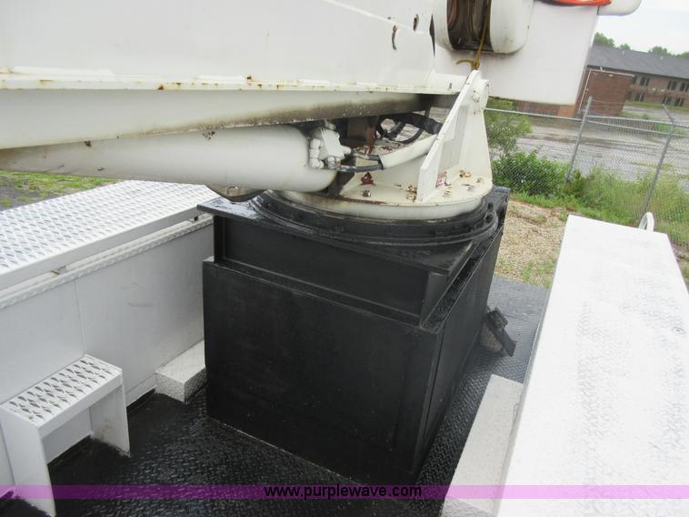 image for item G3686 1999 International 4700 bucket truck