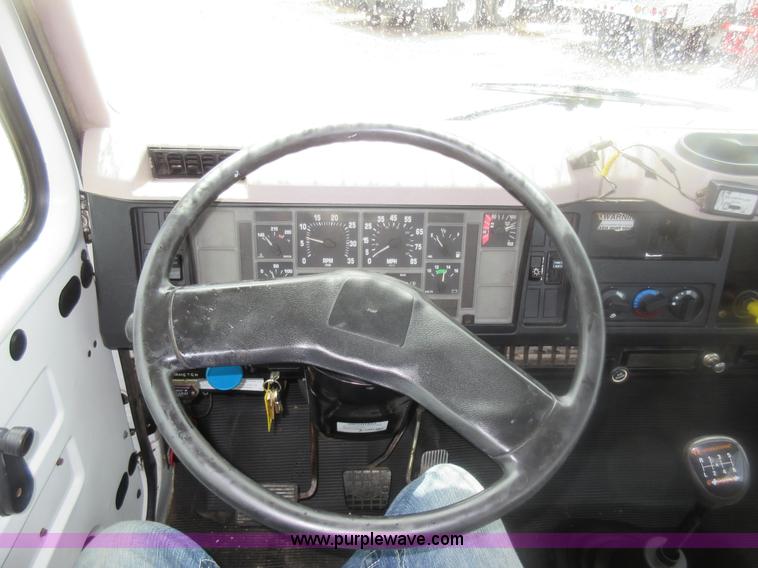 image for item G3686 1999 International 4700 bucket truck