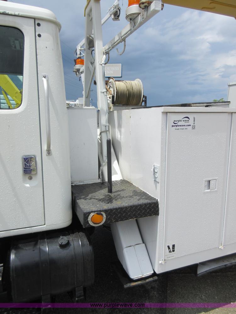 image for item G3687 1998 International 4900 digger derrick truck