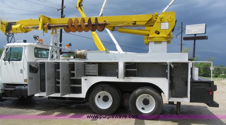 image for item G3687 1998 International 4900 digger derrick truck