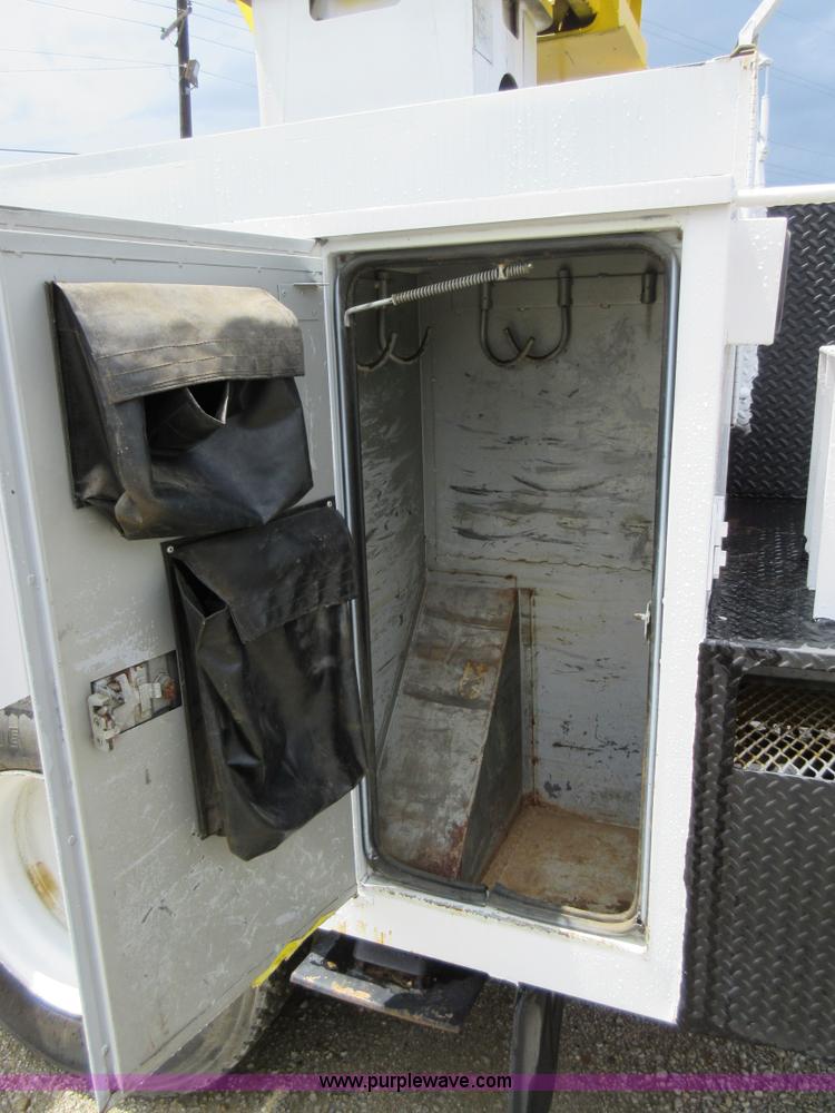 image for item G3687 1998 International 4900 digger derrick truck