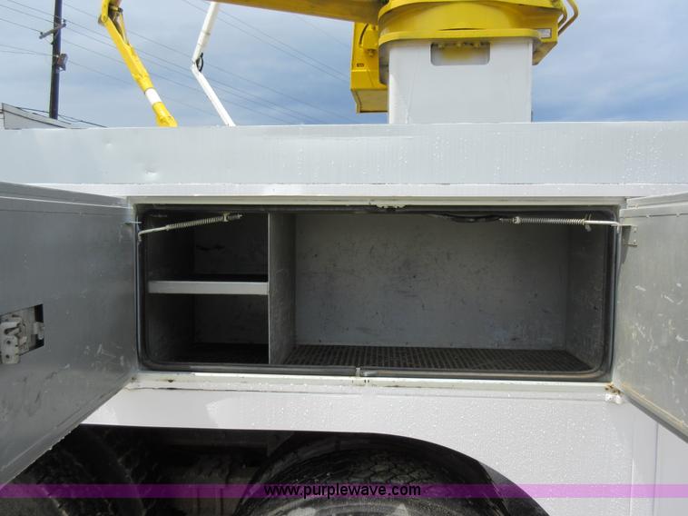 image for item G3687 1998 International 4900 digger derrick truck