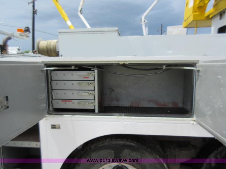 image for item G3687 1998 International 4900 digger derrick truck