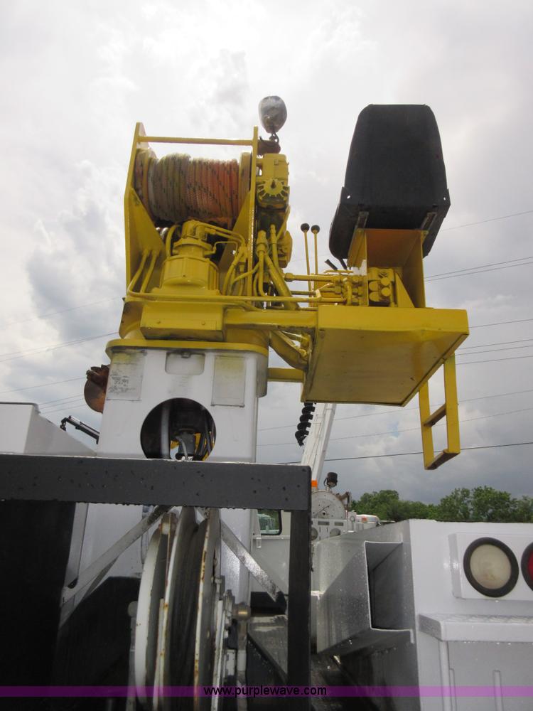 image for item G3687 1998 International 4900 digger derrick truck