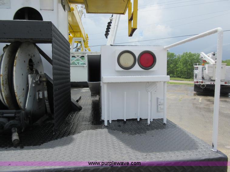 image for item G3687 1998 International 4900 digger derrick truck