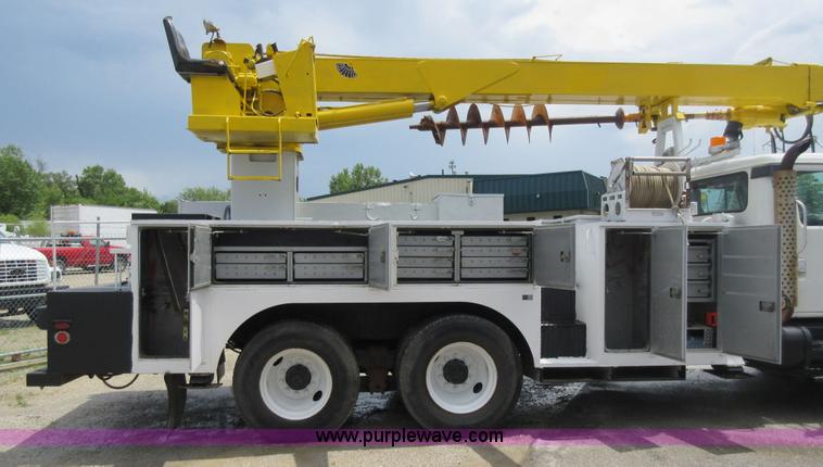 image for item G3687 1998 International 4900 digger derrick truck