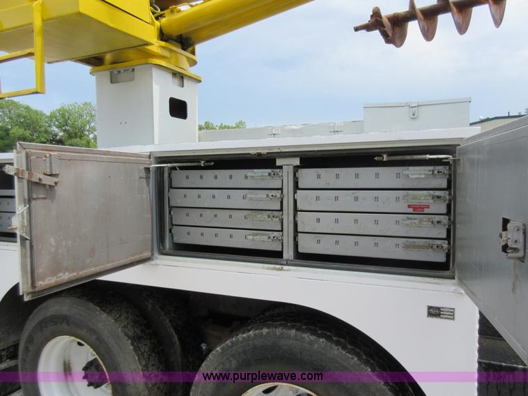 image for item G3687 1998 International 4900 digger derrick truck