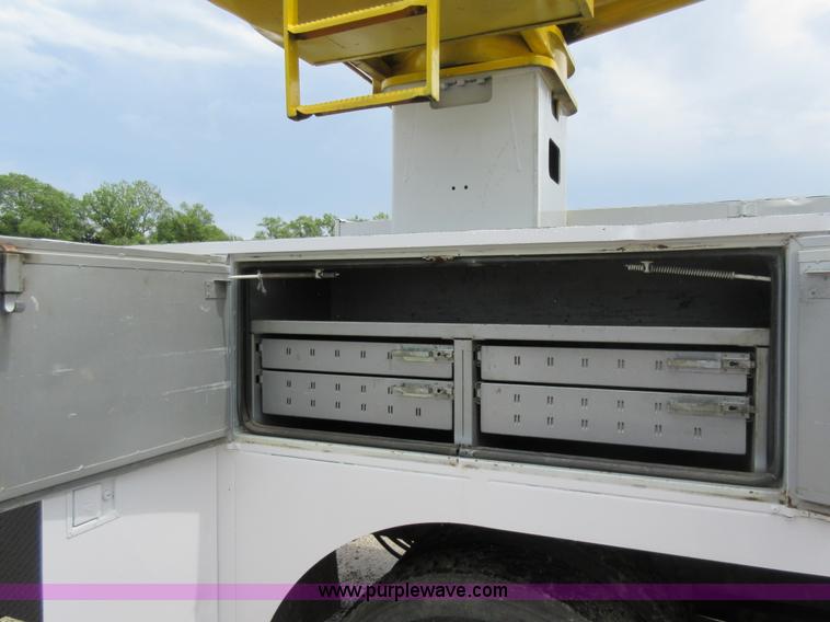 image for item G3687 1998 International 4900 digger derrick truck