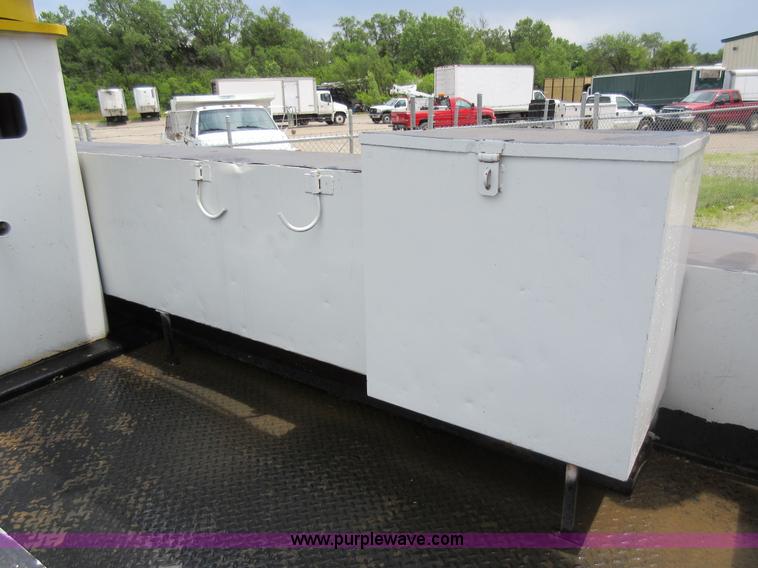 image for item G3687 1998 International 4900 digger derrick truck