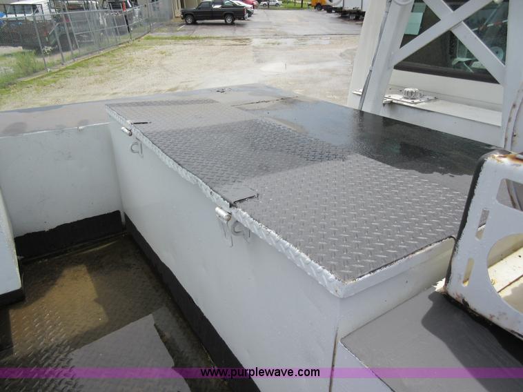 image for item G3687 1998 International 4900 digger derrick truck