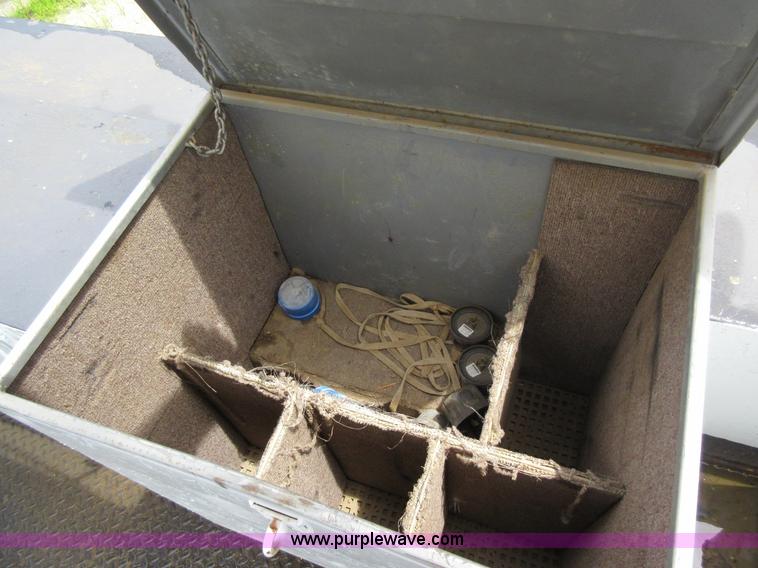 image for item G3687 1998 International 4900 digger derrick truck