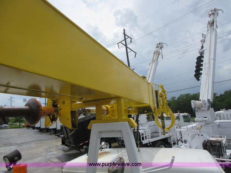 image for item G3687 1998 International 4900 digger derrick truck