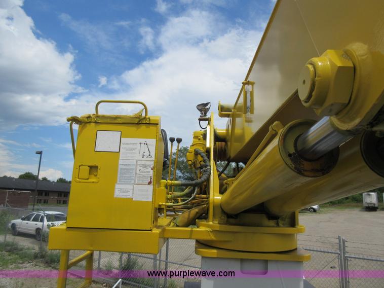 image for item G3687 1998 International 4900 digger derrick truck