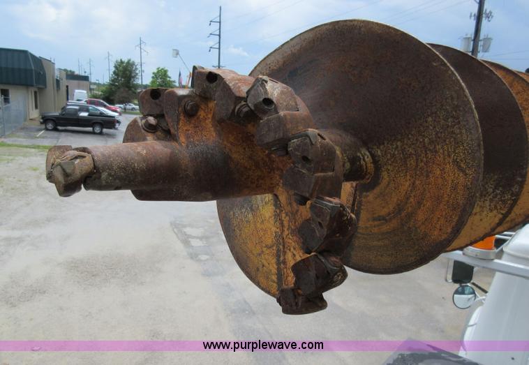 image for item G3687 1998 International 4900 digger derrick truck