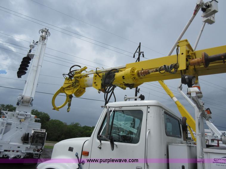 image for item G3687 1998 International 4900 digger derrick truck