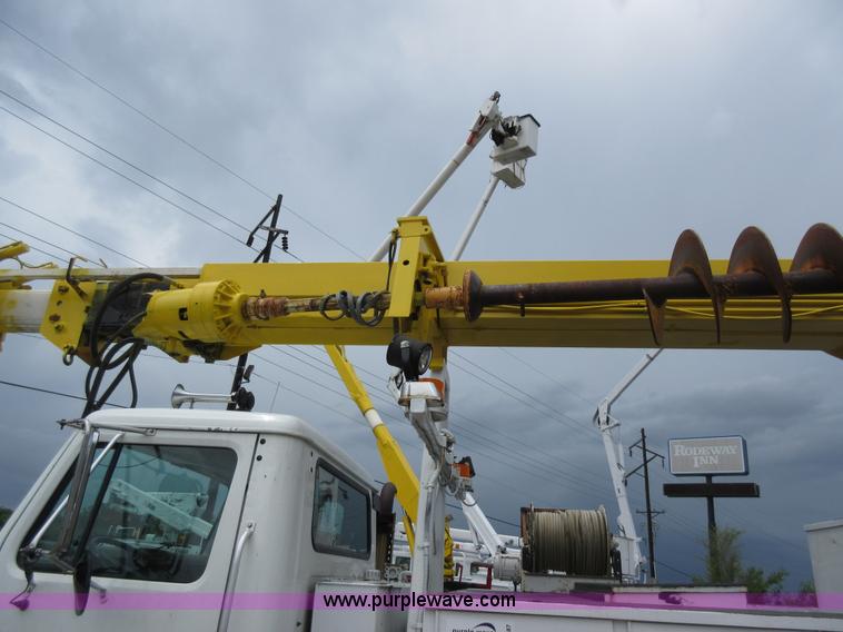 image for item G3687 1998 International 4900 digger derrick truck