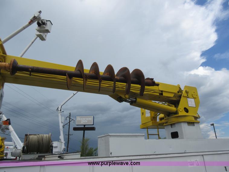 image for item G3687 1998 International 4900 digger derrick truck