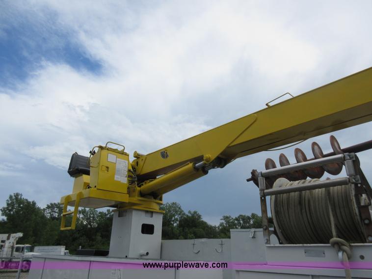 image for item G3687 1998 International 4900 digger derrick truck