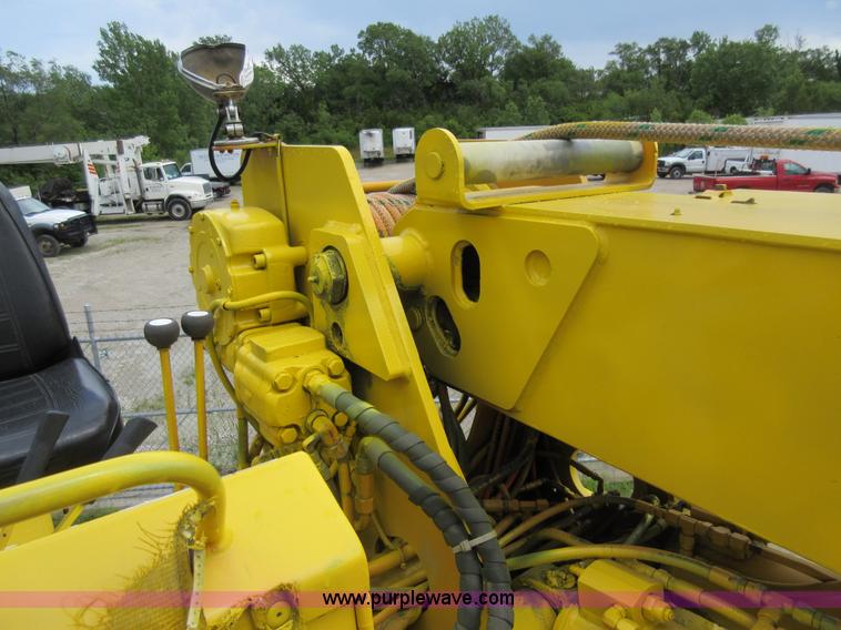 image for item G3687 1998 International 4900 digger derrick truck