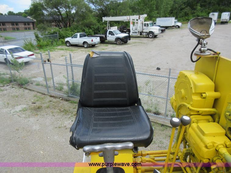 image for item G3687 1998 International 4900 digger derrick truck